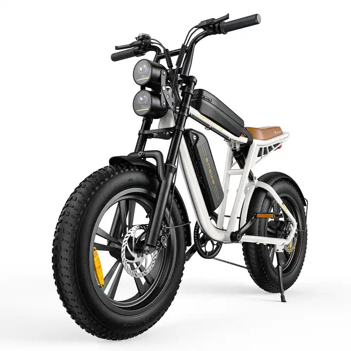 Fat bike elettrica ENGWE M20 vista di tre quarti in colore bianco