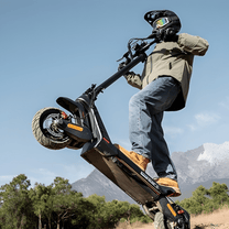 Pilota che salta con il monopattino elettrico ENGWE Y700