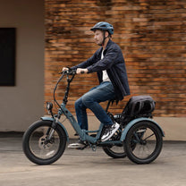 Uomo alla guida del triciclo elettrico Fafrees F20 Mate