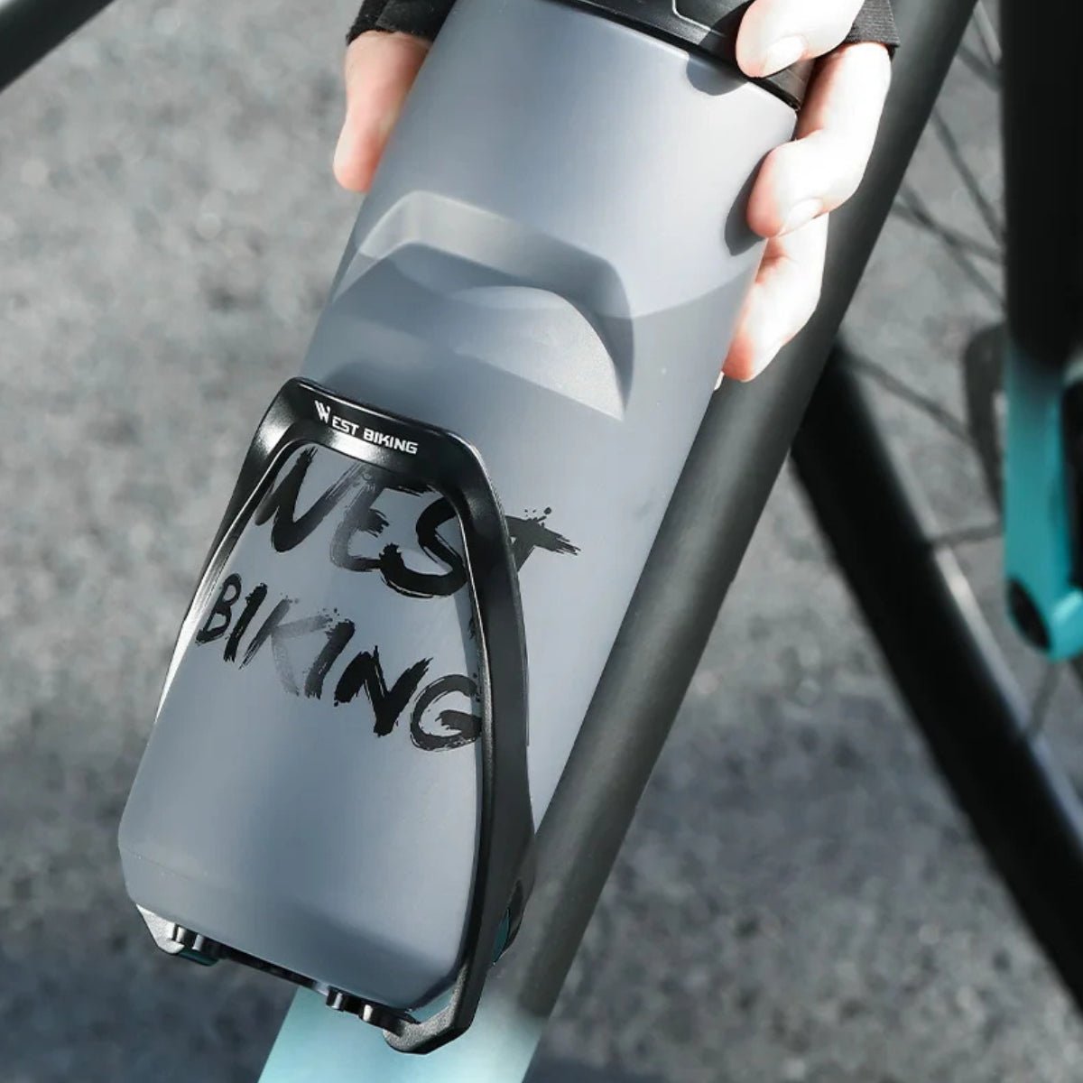 Portaborraccia per telaio di bici elettrica in uso