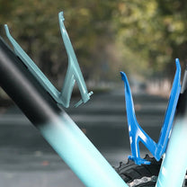 Portaborraccia per telaio di bici elettrica in blu su una bicicletta all'aperto