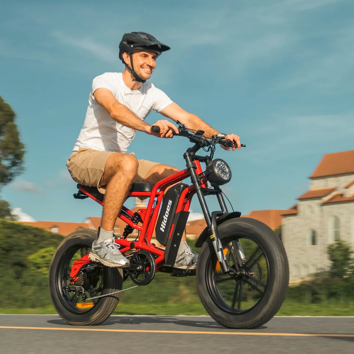 Uomo alla guida della fat bike elettrica Hidoes B6 su strada