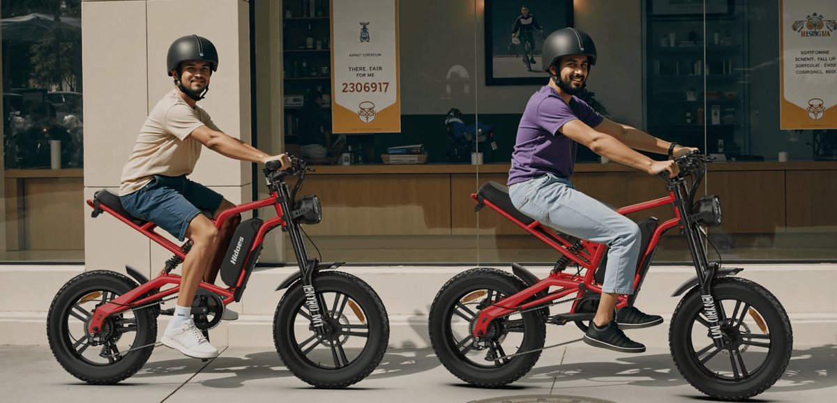 Due persone con la fat bike elettrica Hidoes B6 in città