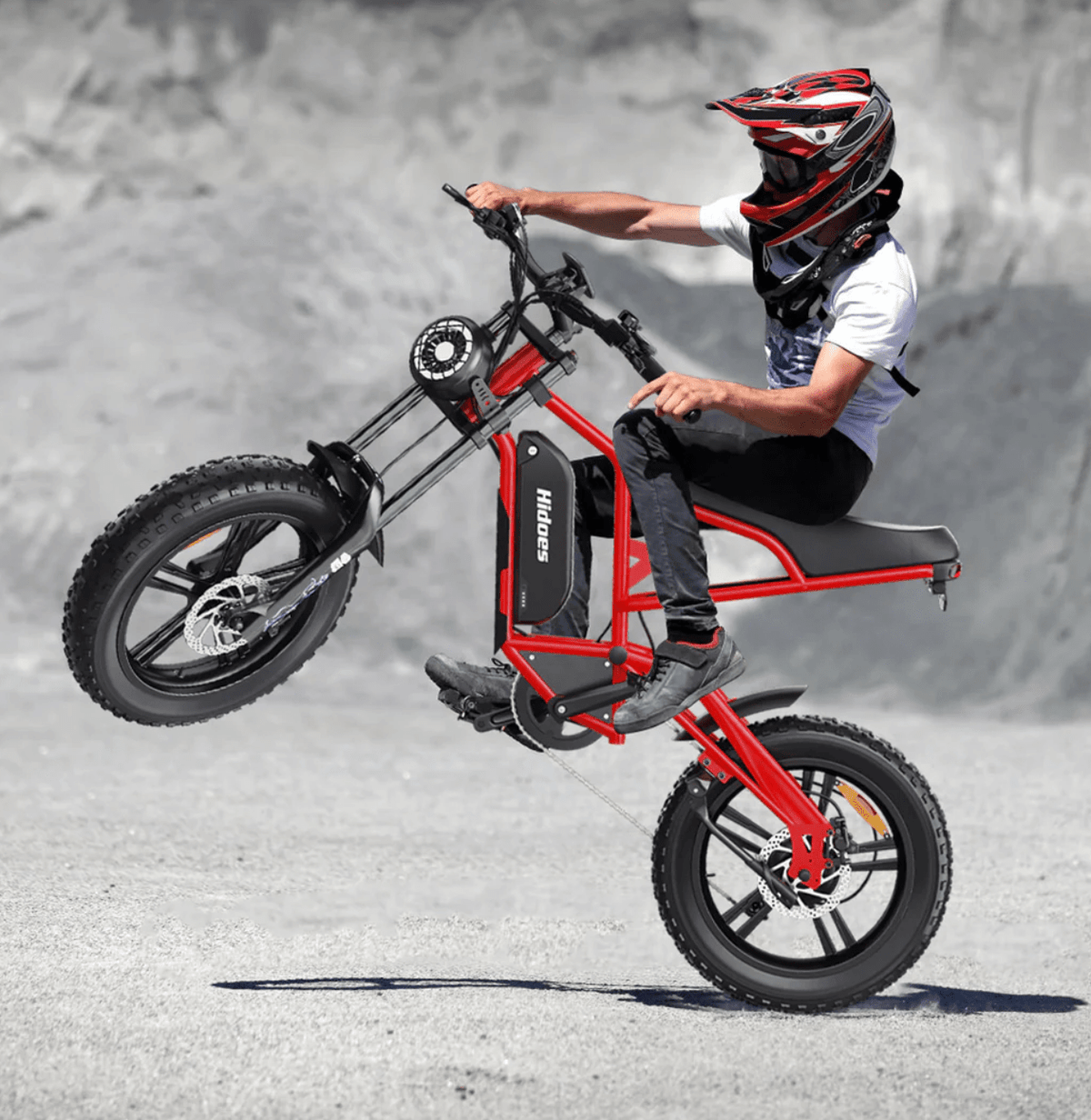Pilota che salta con la fat bike elettrica Hidoes B6