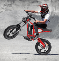 Pilota che salta con la fat bike elettrica Hidoes B6