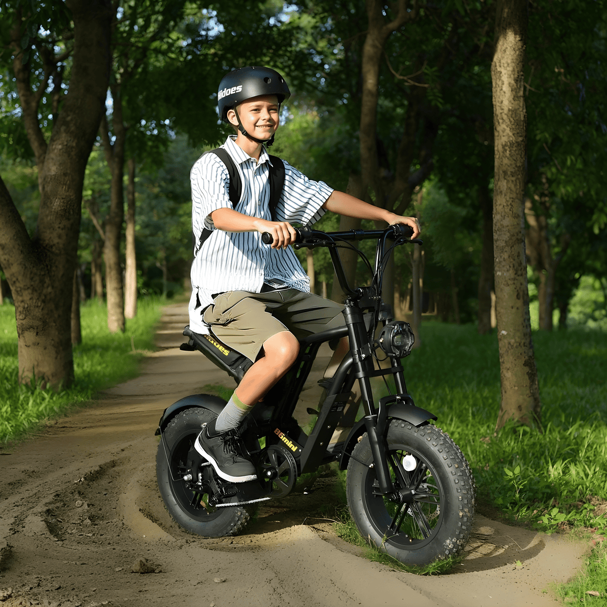 Uomo alla guida della fat bike elettrica Hidoes B6 Mini nel bosco