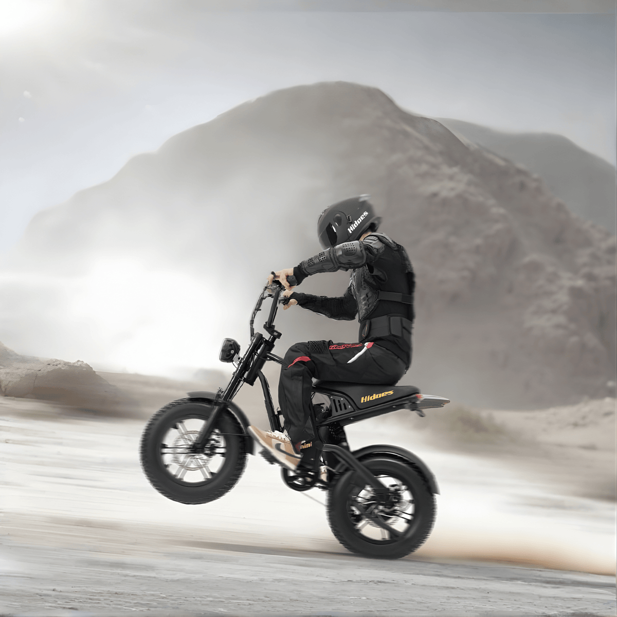 Uomo alla guida della fat bike elettrica Hidoes B6 Mini su terreno sabbioso