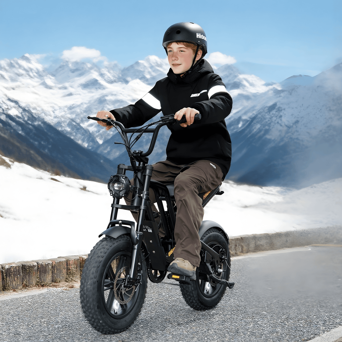 Uomo alla guida della fat bike elettrica Hidoes B6 Mini sulla neve