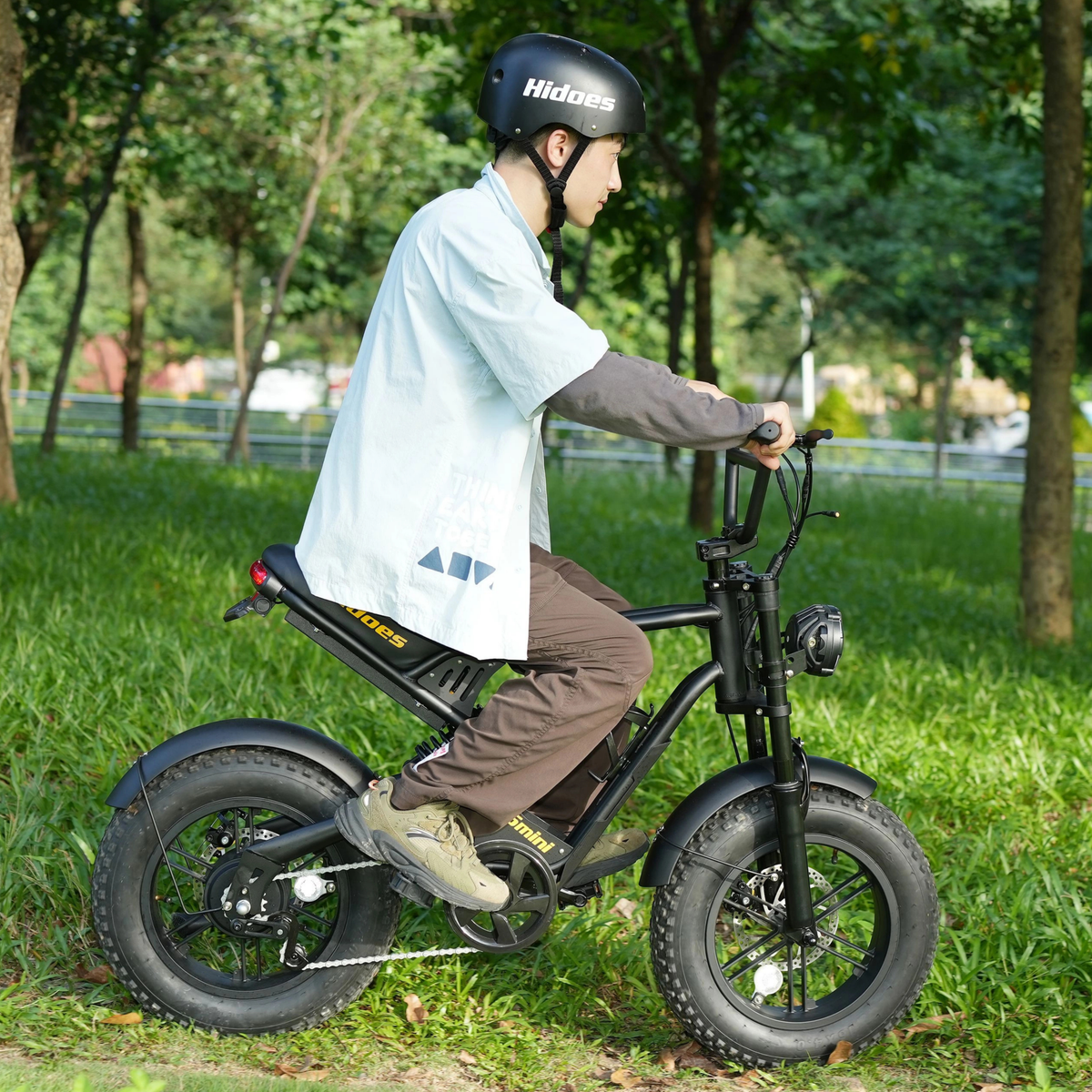 Uomo alla guida della fat bike elettrica Hidoes B6 Mini in un parco