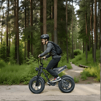 Uomo alla guida della fat bike elettrica Hidoes B6 Mini nel bosco