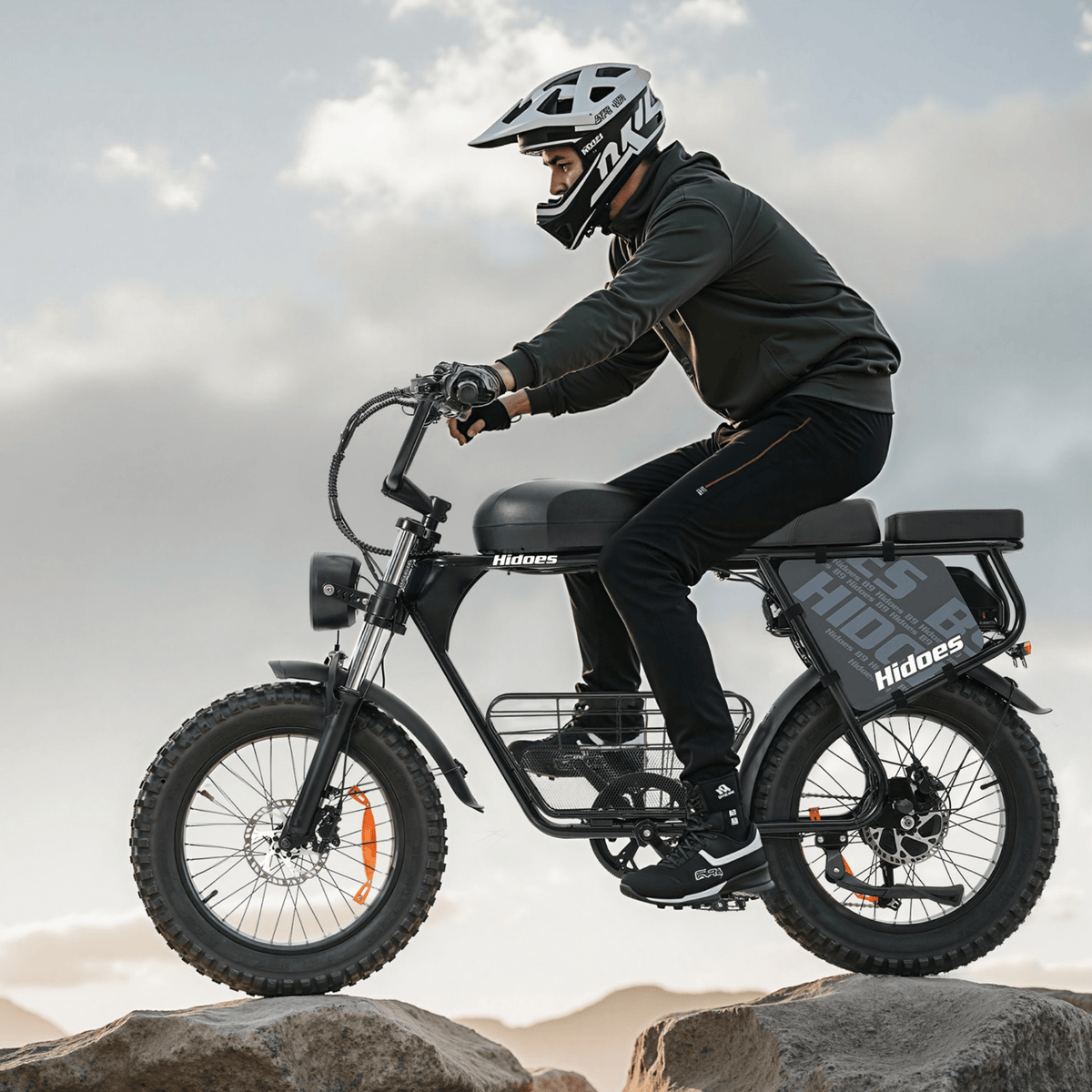 Uomo alla guida della fat bike elettrica Hidoes B9 su strada