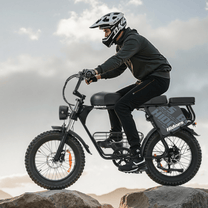 Uomo alla guida della fat bike elettrica Hidoes B9 su strada