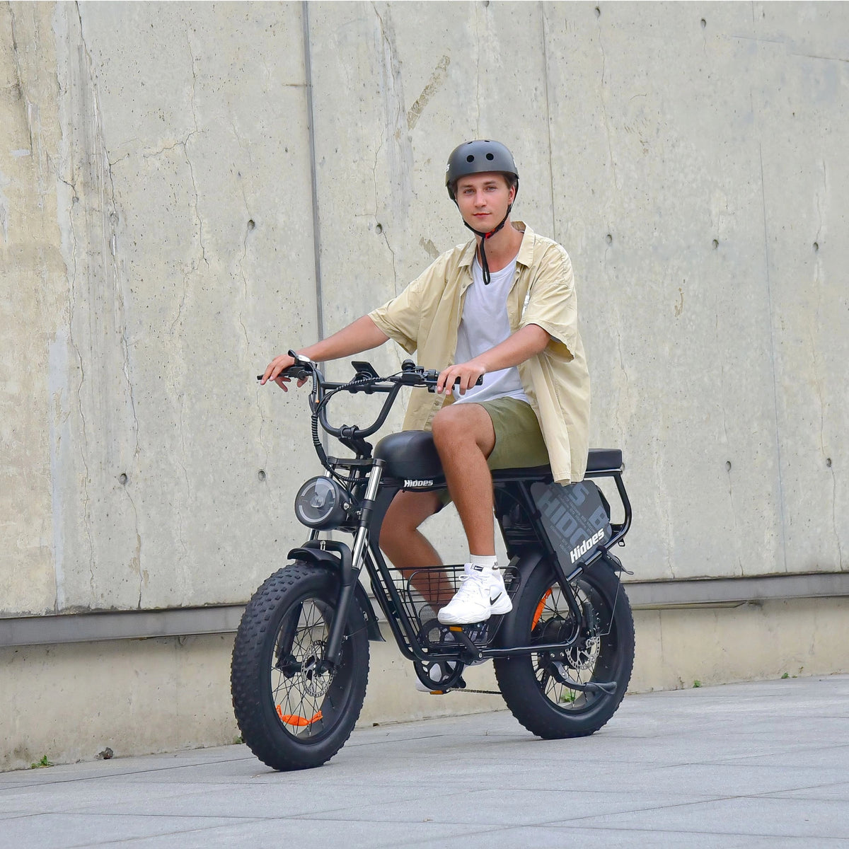Uomo alla guida della fat bike elettrica Hidoes B9 in città