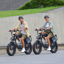 Due persone con la fat bike elettrica Hidoes B9 in città