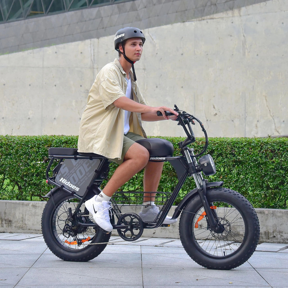 Uomo alla guida della fat bike elettrica Hidoes B9 in città