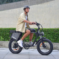 Uomo alla guida della fat bike elettrica Hidoes B9 in città