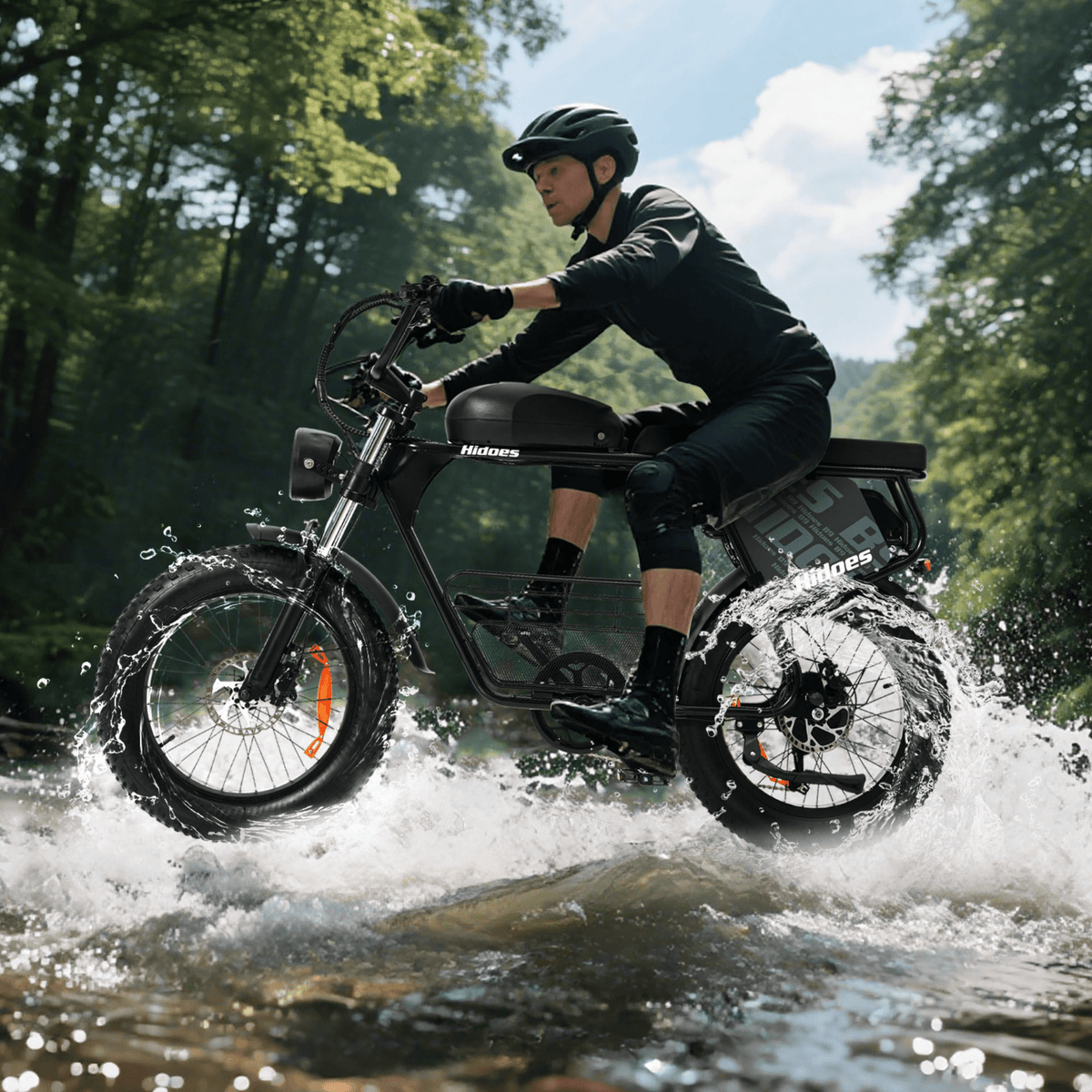 Uomo alla guida della fat bike elettrica Hidoes B9 nel bosco