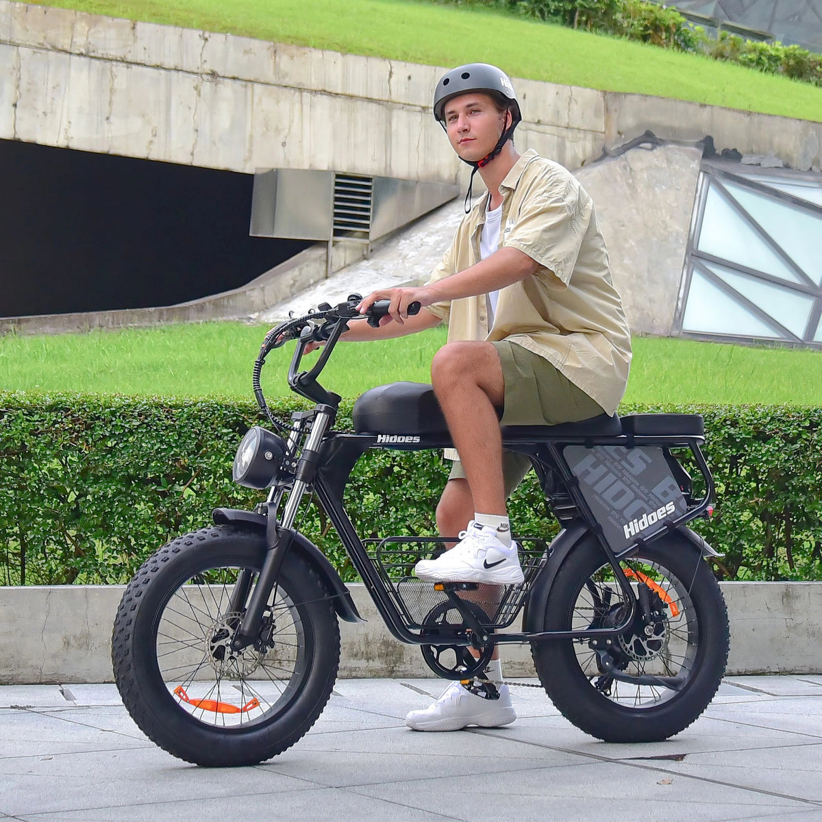 Uomo alla guida della fat bike elettrica Hidoes B9 in città