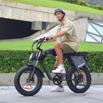 Uomo alla guida della fat bike elettrica Hidoes B9 in città