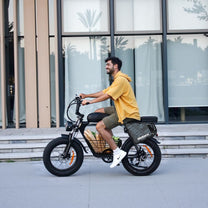 Uomo alla guida della fat bike elettrica Hidoes B9 in città