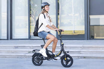 Uomo alla guida della bici elettrica pieghevole Hidoes C5 in città