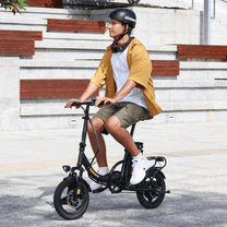 Uomo alla guida della bici elettrica pieghevole Hidoes C5 in città
