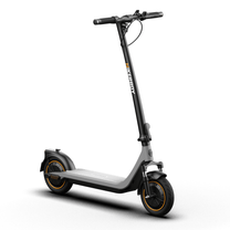 Monopattino elettrico HIKERBOY CURTIS DUAL PRO visto di tre quarti da dietro in colore grigio
