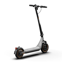 Monopattino elettrico HIKERBOY CURTIS DUAL PRO visto di tre quarti da dietro dal lato opposto in colore grigio