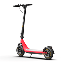 Monopattino elettrico HIKERBOY CURTIS DUAL PRO visto di tre quarti dal lato opposto in colore rosso