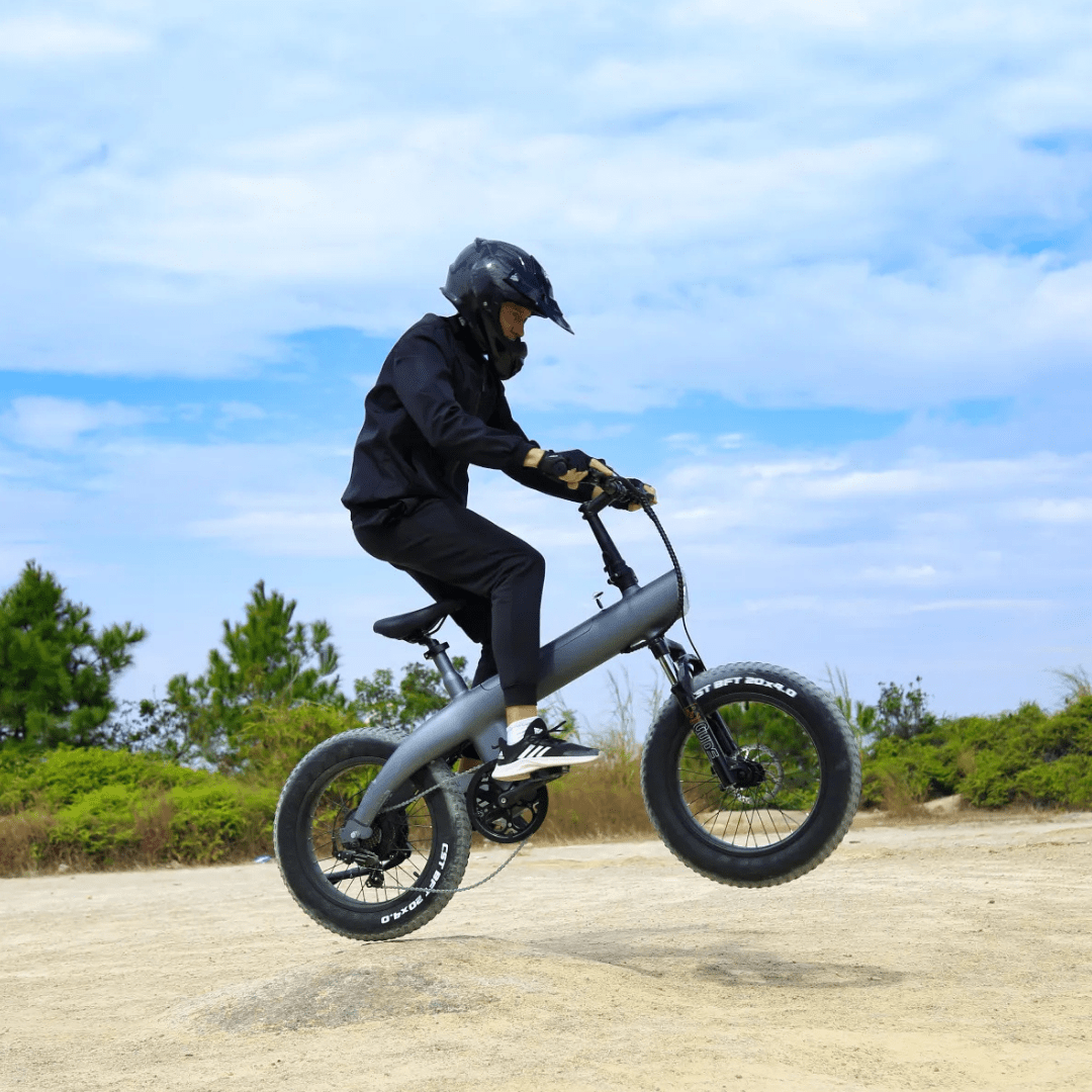 Pilota che salta con la fat bike elettrica HX Q3 Plus