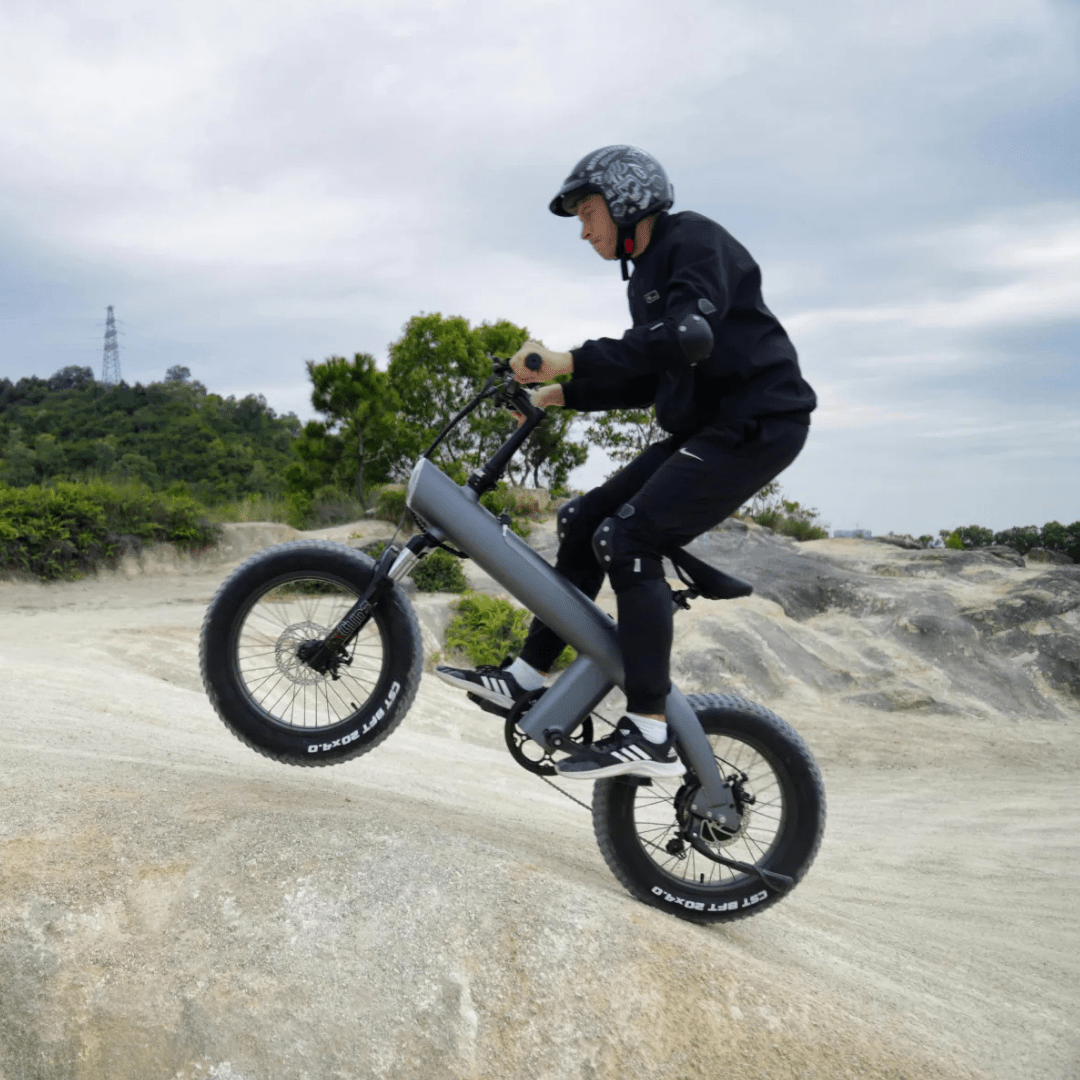 Pilota che salta con la fat bike elettrica HX Q3 Plus