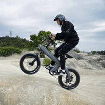 Pilota che salta con la fat bike elettrica HX Q3 Plus