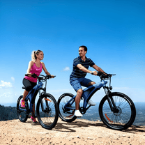 Due persone con la mountain bike elettrica HX Q5S in riva al mare