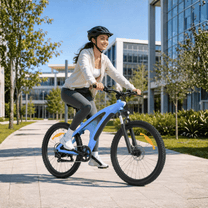 Donna alla guida della mountain bike elettrica HX Q5S in città