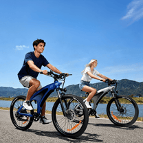Due persone con la mountain bike elettrica HX Q5S su strada