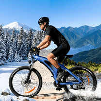 Uomo alla guida della mountain bike elettrica HX Q5S sulla neve