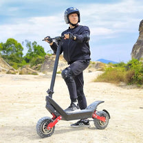 Uomo alla guida del monopattino elettrico HX X10 su terreno sabbioso
