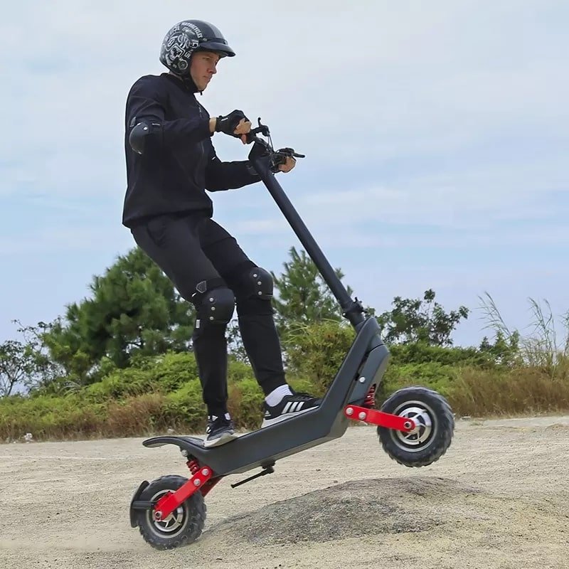 Uomo alla guida del monopattino elettrico HX X10 su terreno sabbioso