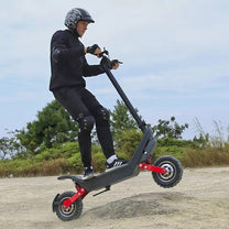 Uomo alla guida del monopattino elettrico HX X10 su terreno sabbioso