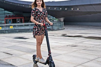 Persona alla guida del HX X7 monopattino elettrico in città