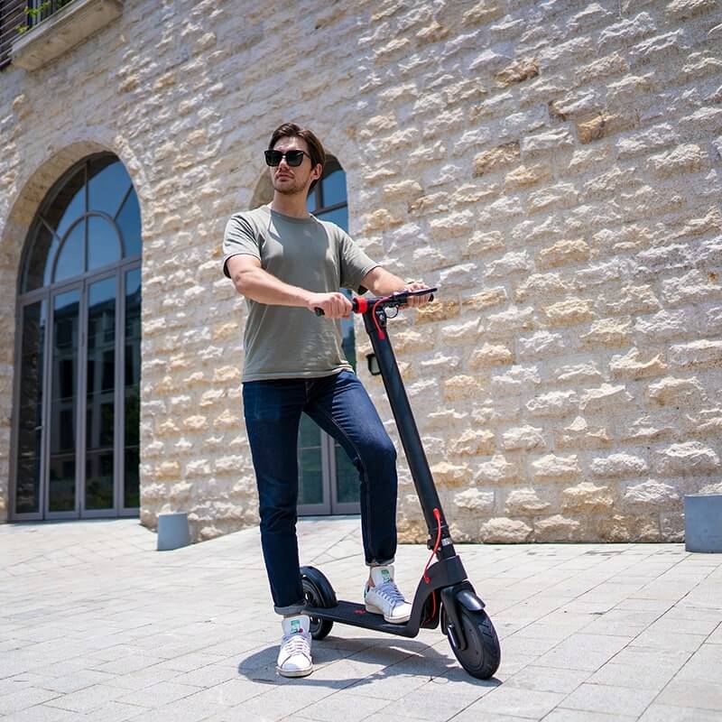 Persona in piedi con il HX X7 monopattino elettrico all'aperto