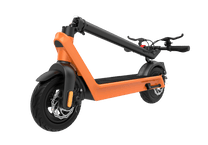 Monopattino elettrico HX X9 Plus piegato, in vista di tre quarti in colore arancione