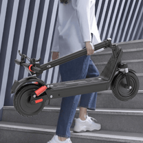 Persona che passeggia con il monopattino elettrico HX X9B in città