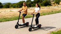 Due persone con il monopattino elettrico HX X9B su un vialetto
