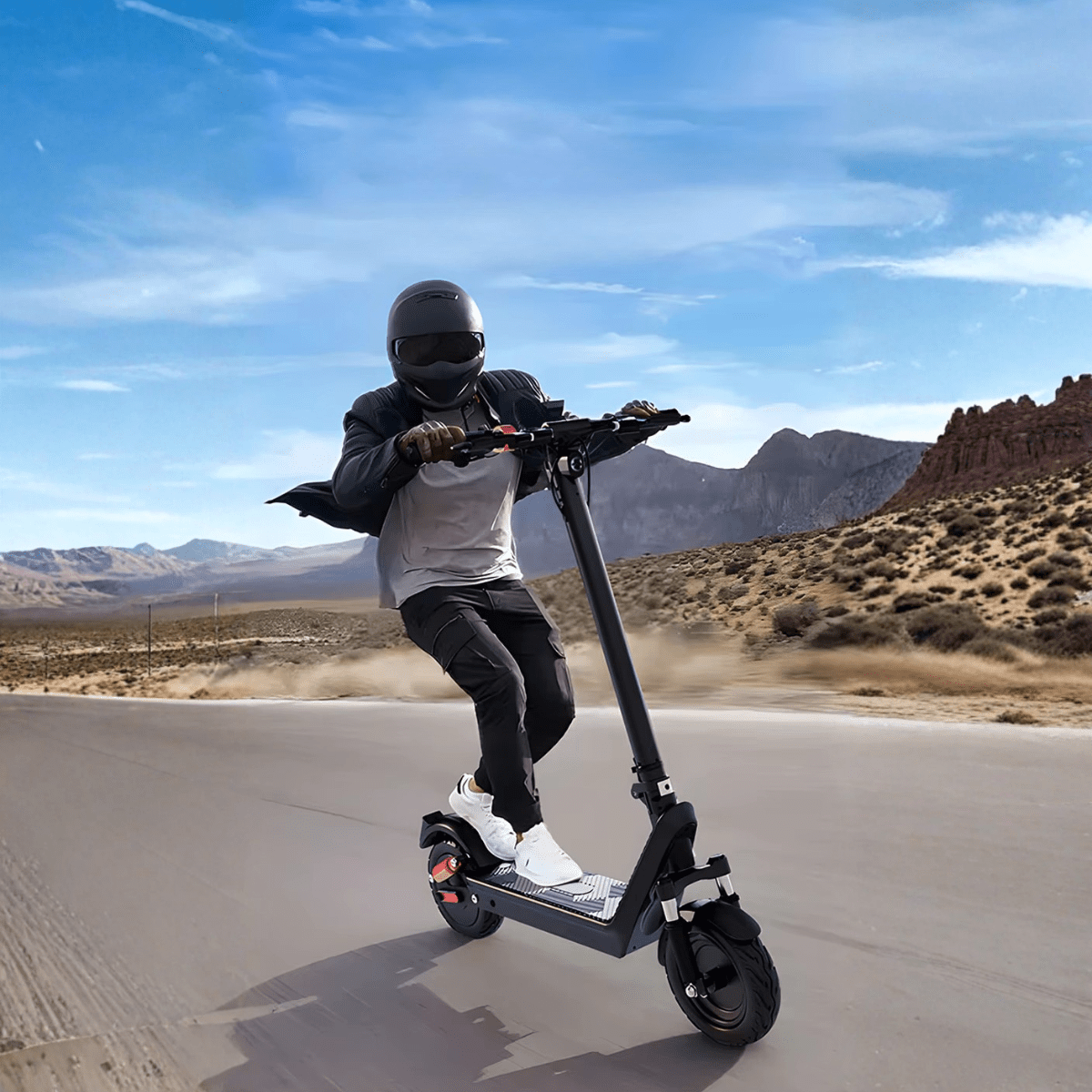 Persona alla guida del monopattino elettrico HX X9B su strada