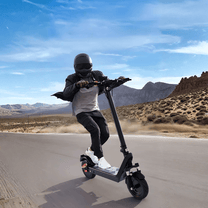 Persona alla guida del monopattino elettrico HX X9B su strada