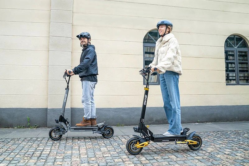 Due persone con il monopattino elettrico iENYRID ES1 in una strada