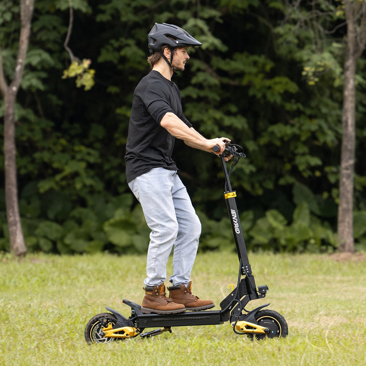 Uomo alla guida del monopattino elettrico iENYRID ES1 in un parco