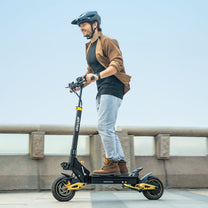 Uomo alla guida del monopattino elettrico iENYRID ES1