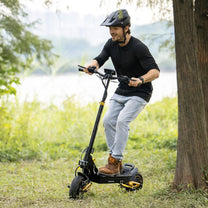 Uomo alla guida del monopattino elettrico iENYRID ES1 in riva a un lago
